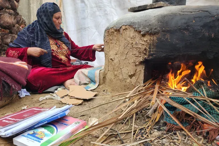 الكتب في غزة.. من مصدر للثقافة إلى وقود للطهي والتدفئة - الخبر